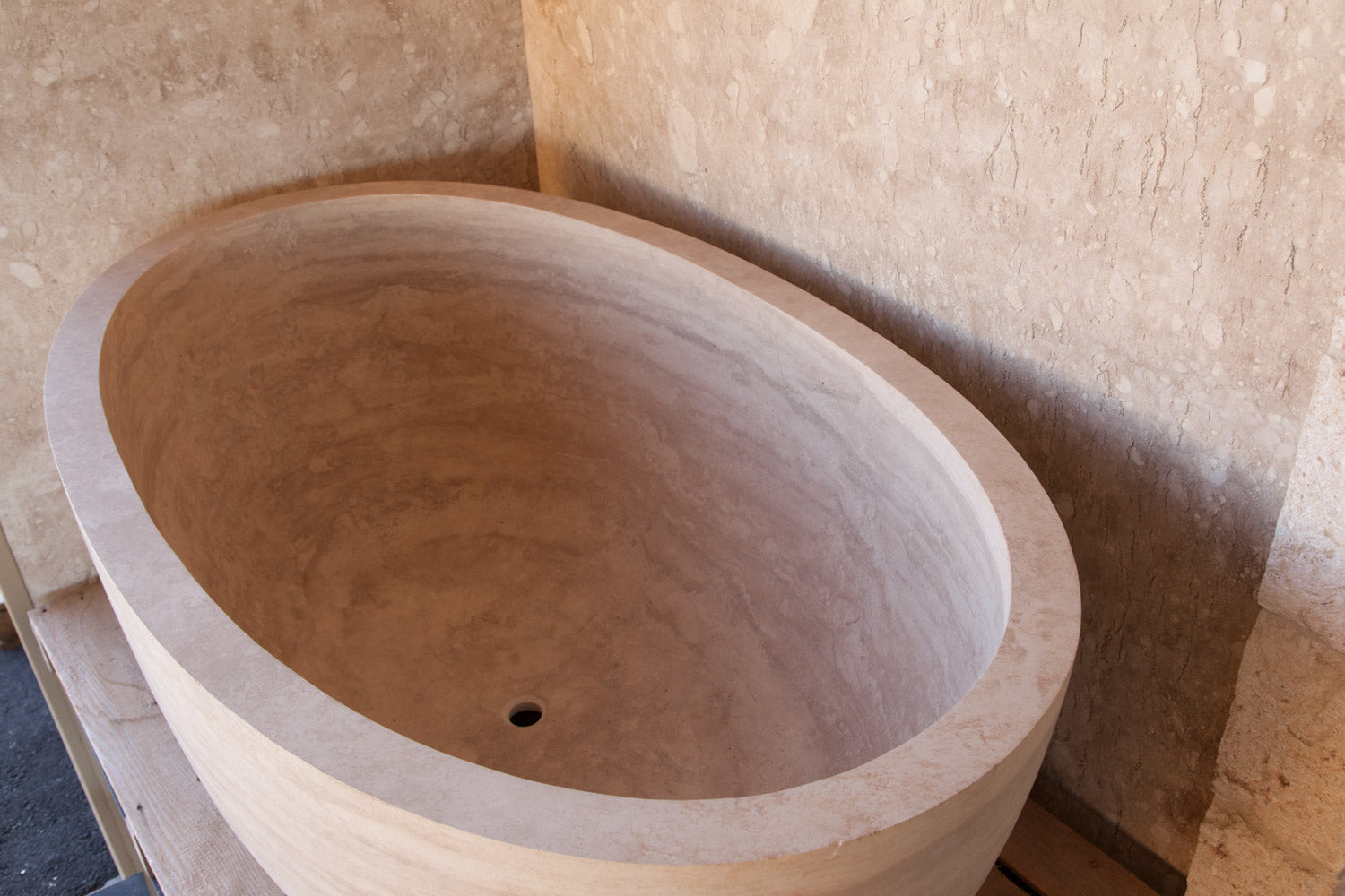 CLASSIC MEDIUM Travertine Honed/Filled Oval Bathtub