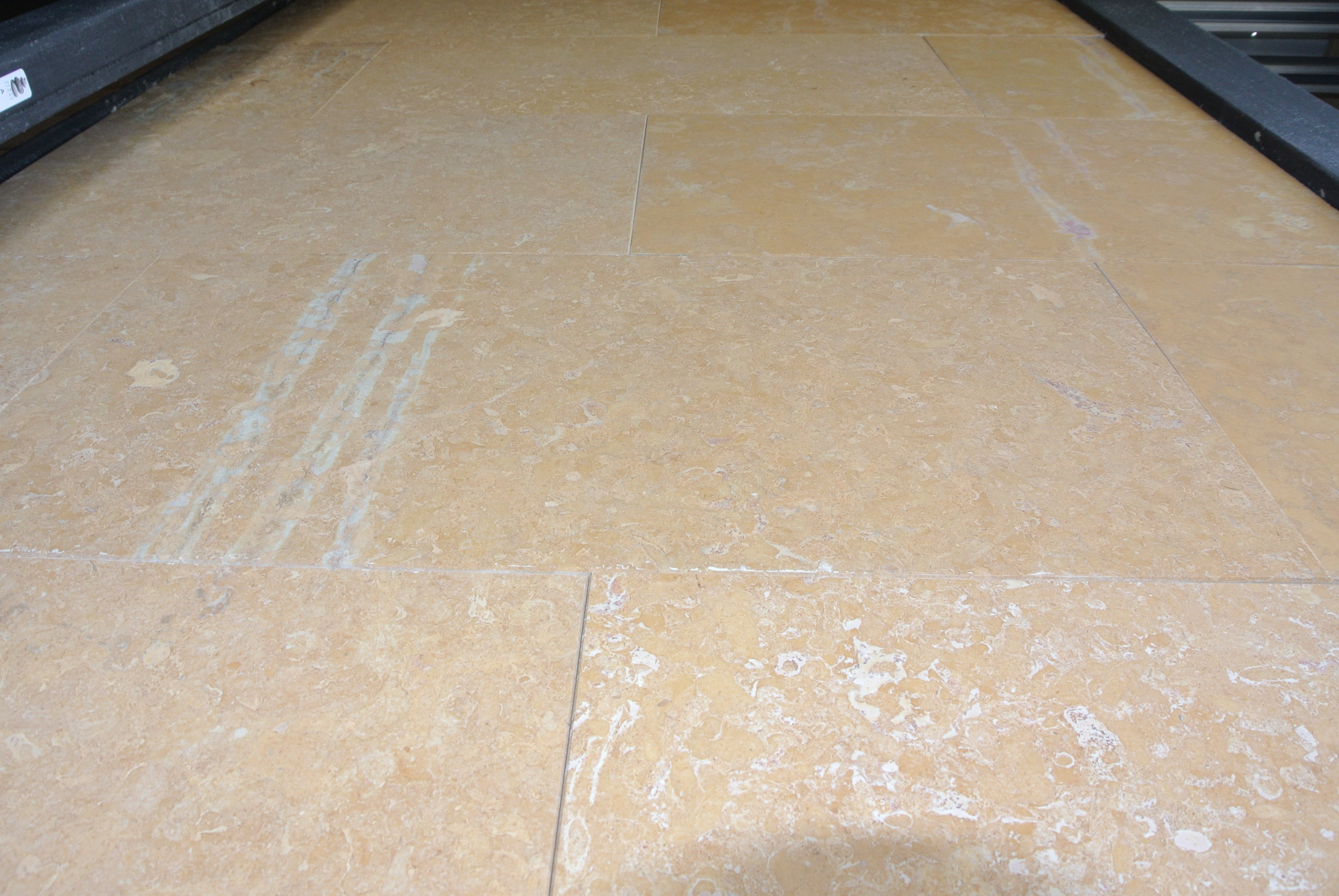 AMARELLO NEGRAIS Limestone Honed Tile