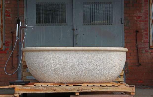 SEABREEZE Travertine Honed/Filled interior & rough picked exterior Oval Bathtub