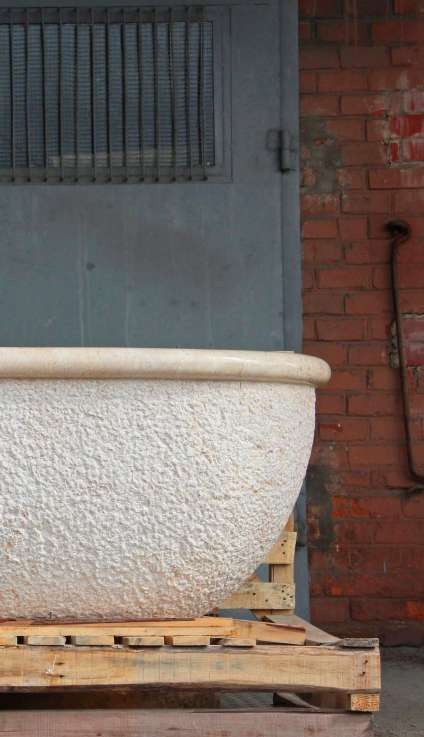 SEABREEZE Travertine Honed/Filled interior & rough picked exterior Oval Bathtub