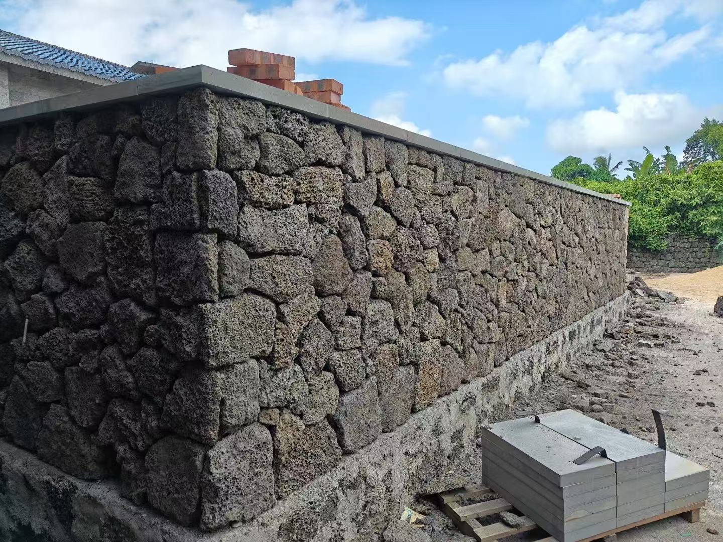 PUKA LAVA EARTHY Basalt 1-2" Thick Natural top & Saw Cut bottom Random Natural-Cleft Edge Wall Veneer