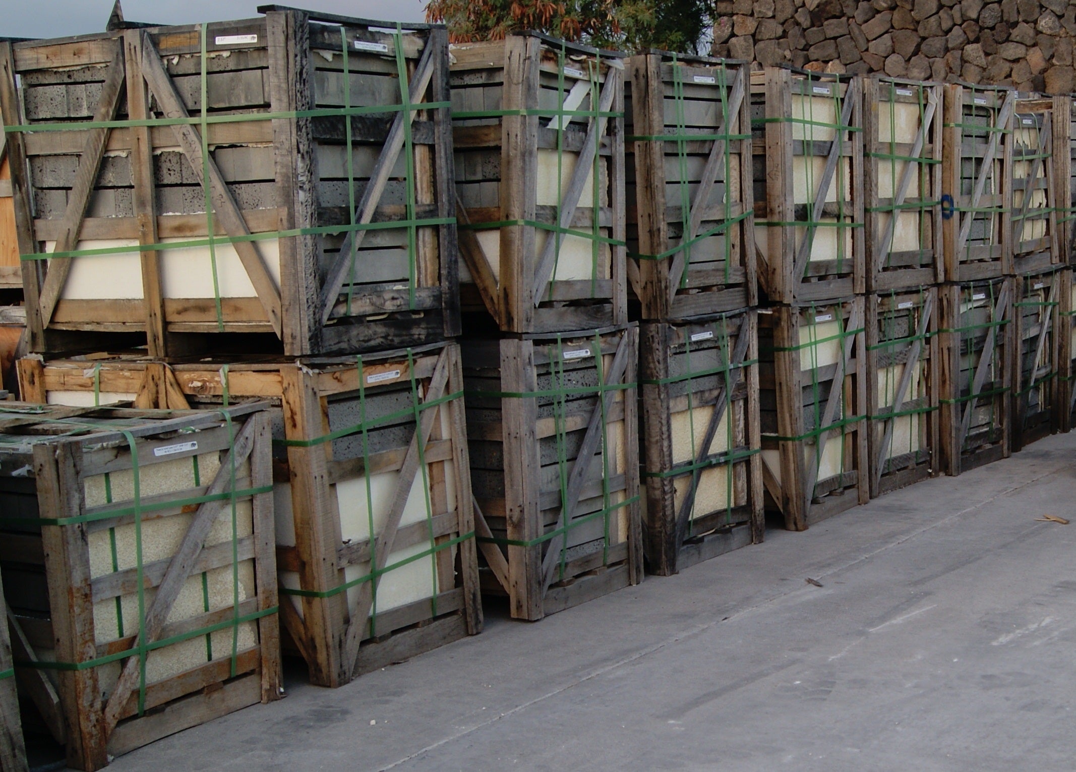 SOLID & PUKA LAVA GREY MIX Basalt Split-Face & Saw Cut Straight Edge Wall Veneer