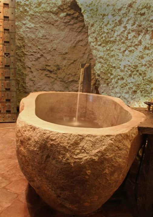 NILO River Stone Honed/Filled interior & Natural exterior Bathtub