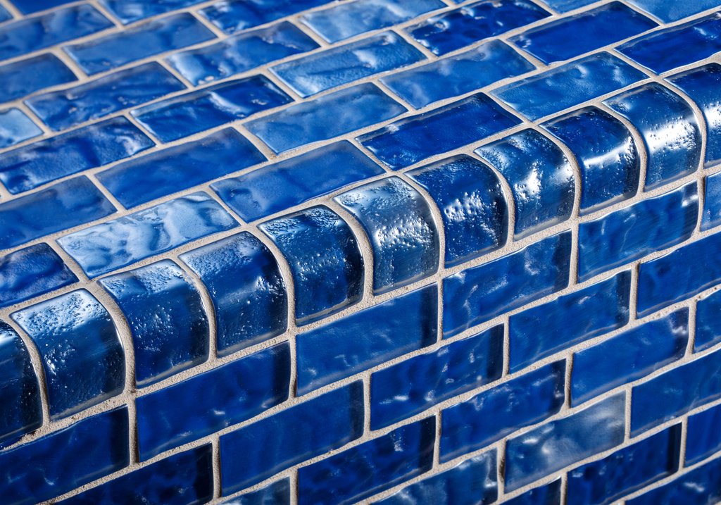 mosaic-pool-glass-deep-flow-lava-v-cap-strip-0047-hawaii-stone-imports