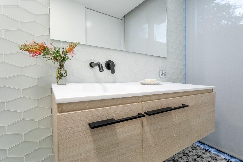 mosaic-glass-pure-silk-essentials-elongated-hex-0047-hawaii-stone-imports