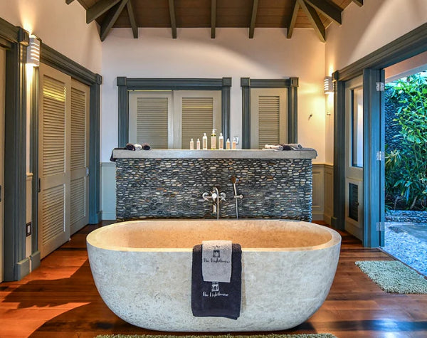 Bathroom | Solis Travertine Bathtub