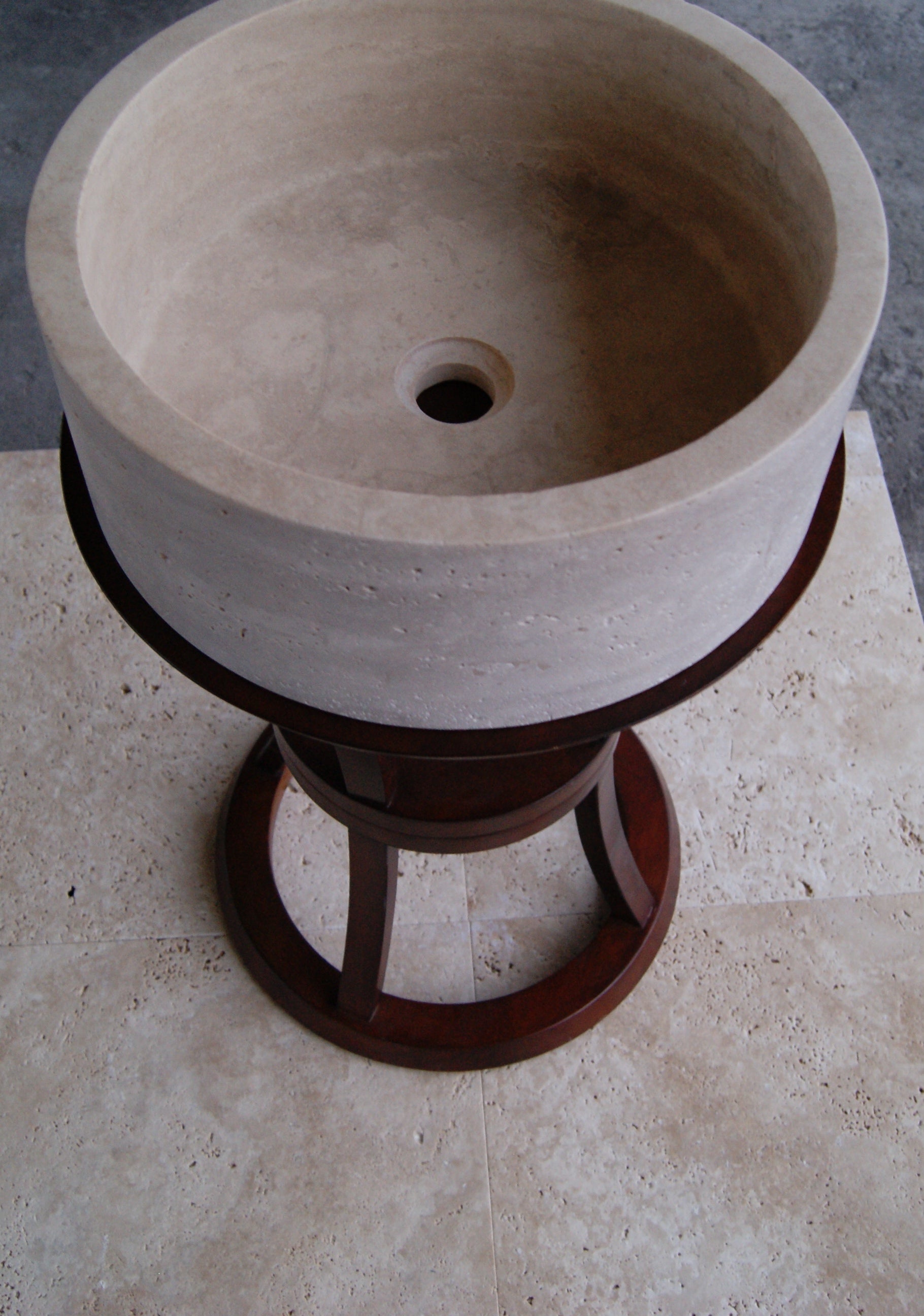 CLASSIC MEDIUM Travertine Honed/Filled interior & saw cut exterior, Cilindrical Straight & Basin Sink