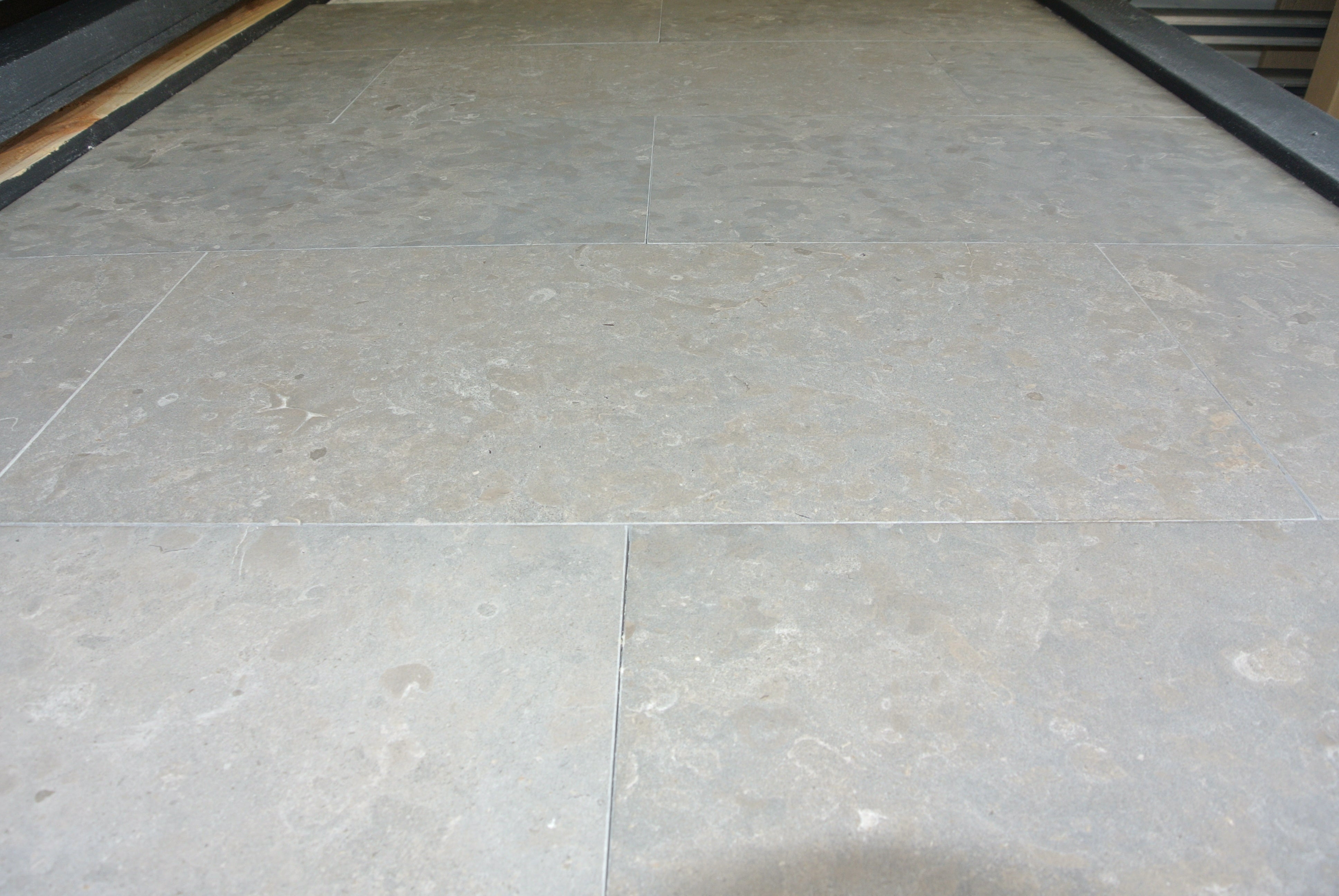 AZUL VALVERDE Limestone Brushed Tile