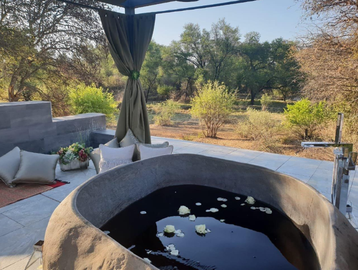 WILLOW CREEK River Stone Honed/Filled interior & Natural exterior Bathtub