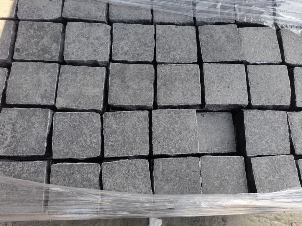 SOLID LAVA GREY - COBBLES SPLIT, Basalt Flamed & Brushed - Paver