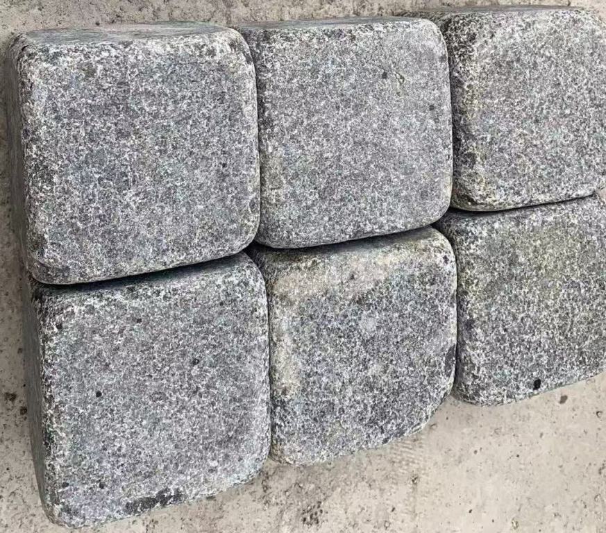 BLACK PEARL - COBBLES TUMBLED, Basalt Flamed - Paver