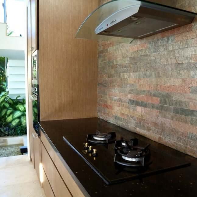 cladding-quartzite-copper-strip-0047-hawaii-stone-imports